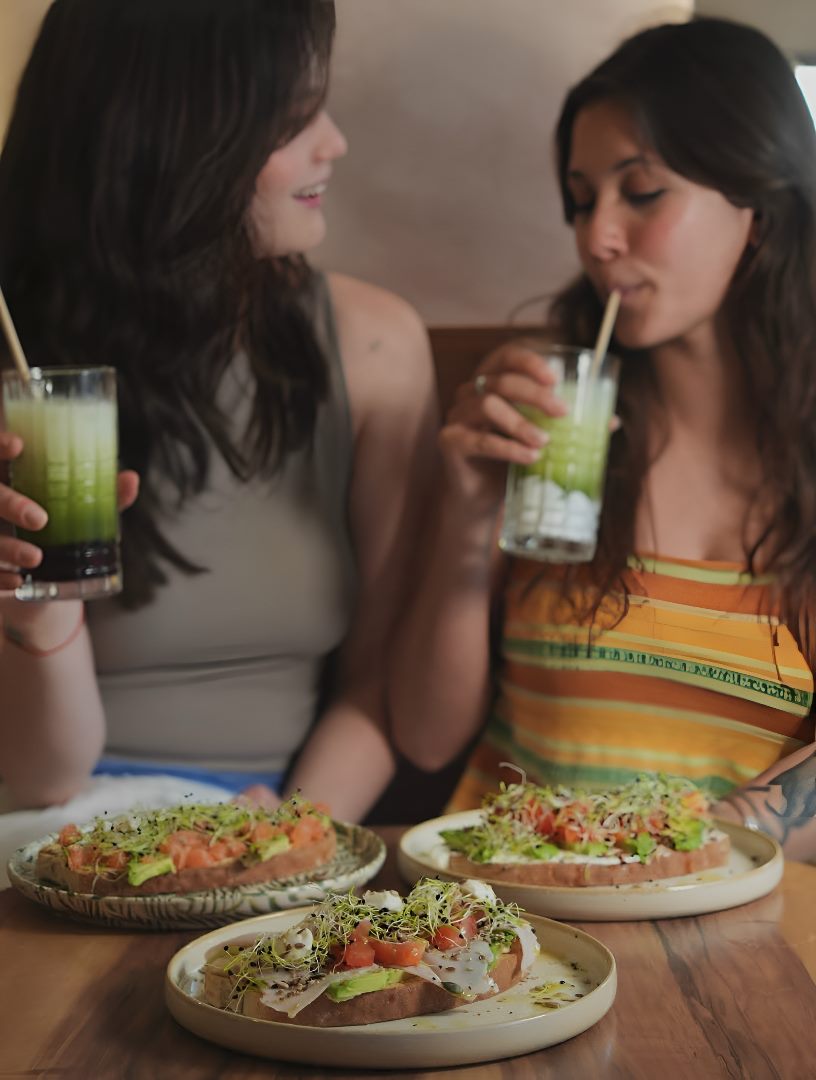 Amigas con matchas y tostas en Bora Bora Açaí