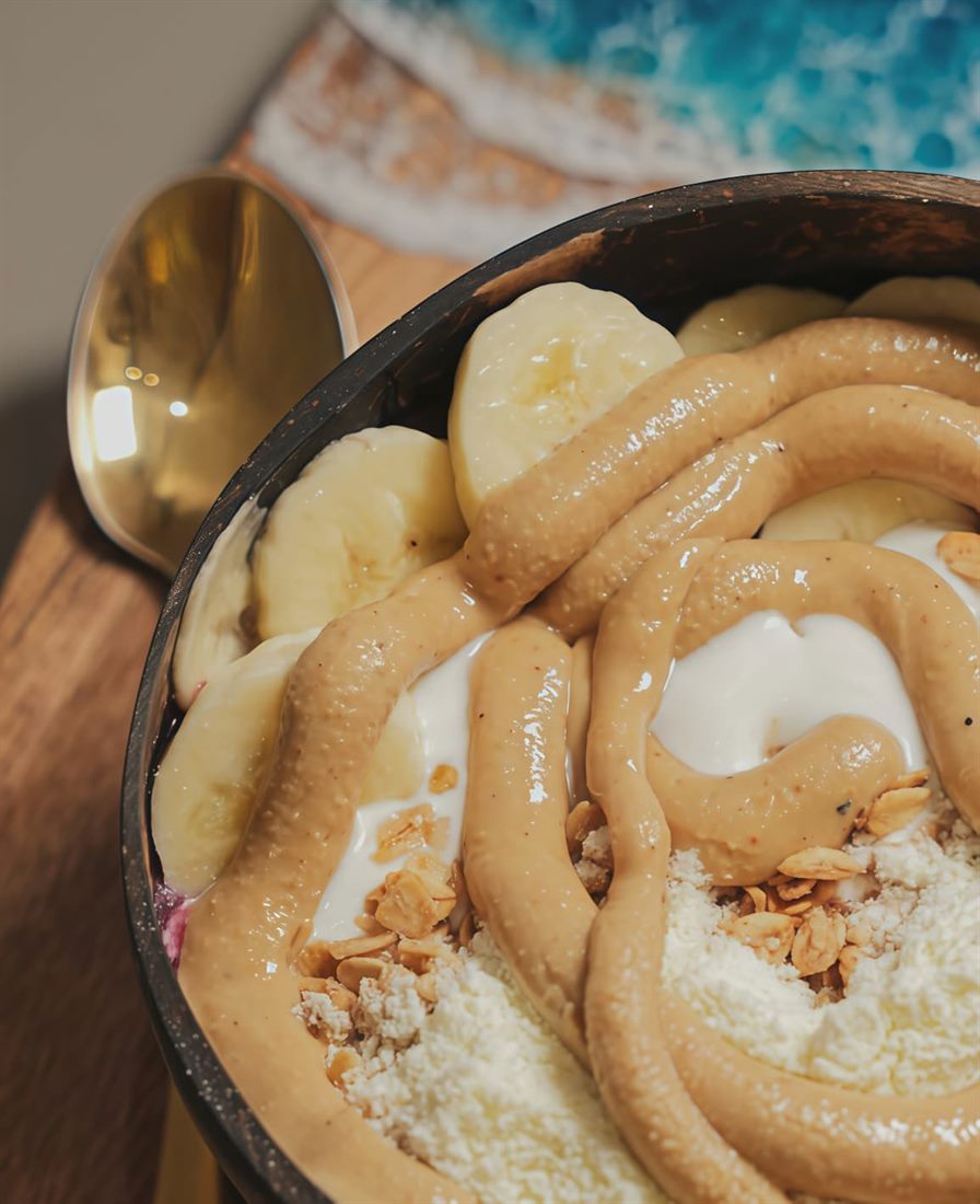 Açaí bowl con crema de cacahuete, plátano y yogur